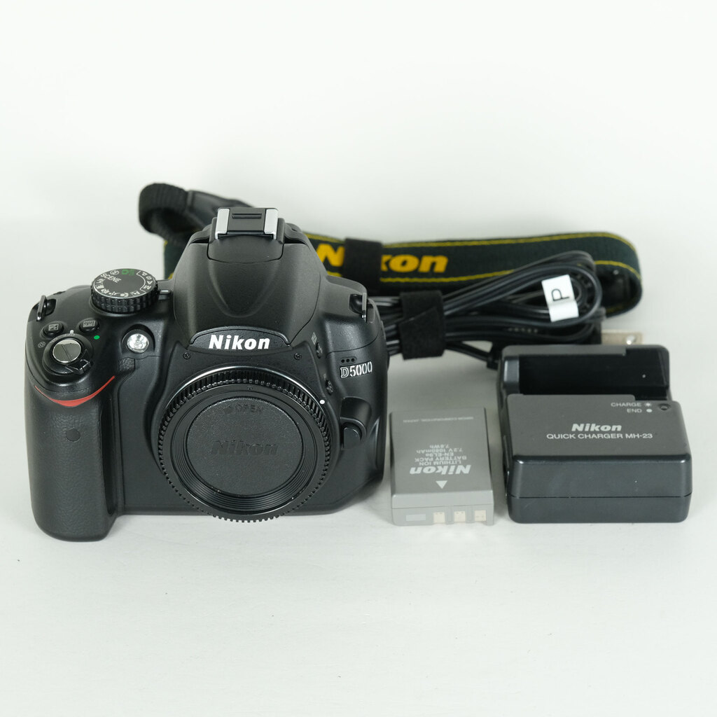 Nikon D5000 �{�f�B
