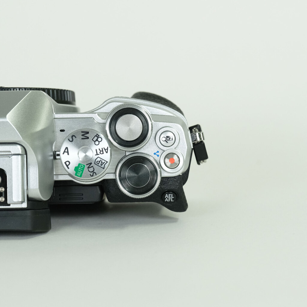 OLYMPUS OM-D E-M10 Mark IV