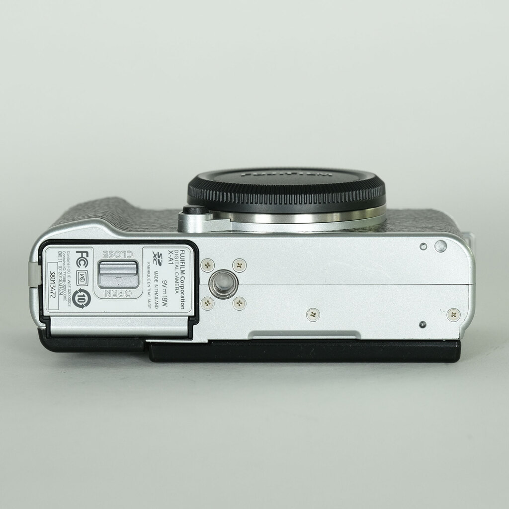 FUJIFILM X-A1 ボディ シルバー