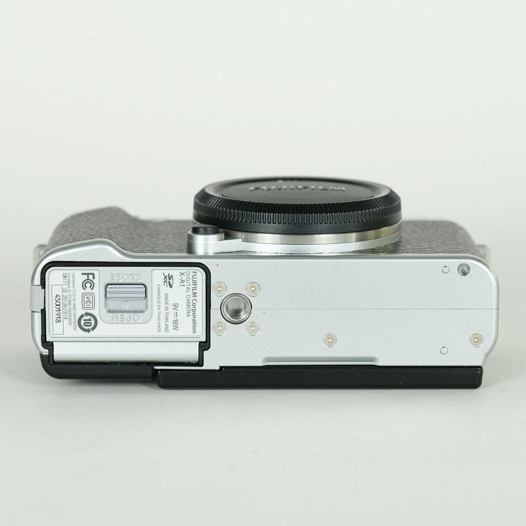 FUJIFILM X-A1 ボディ シルバー