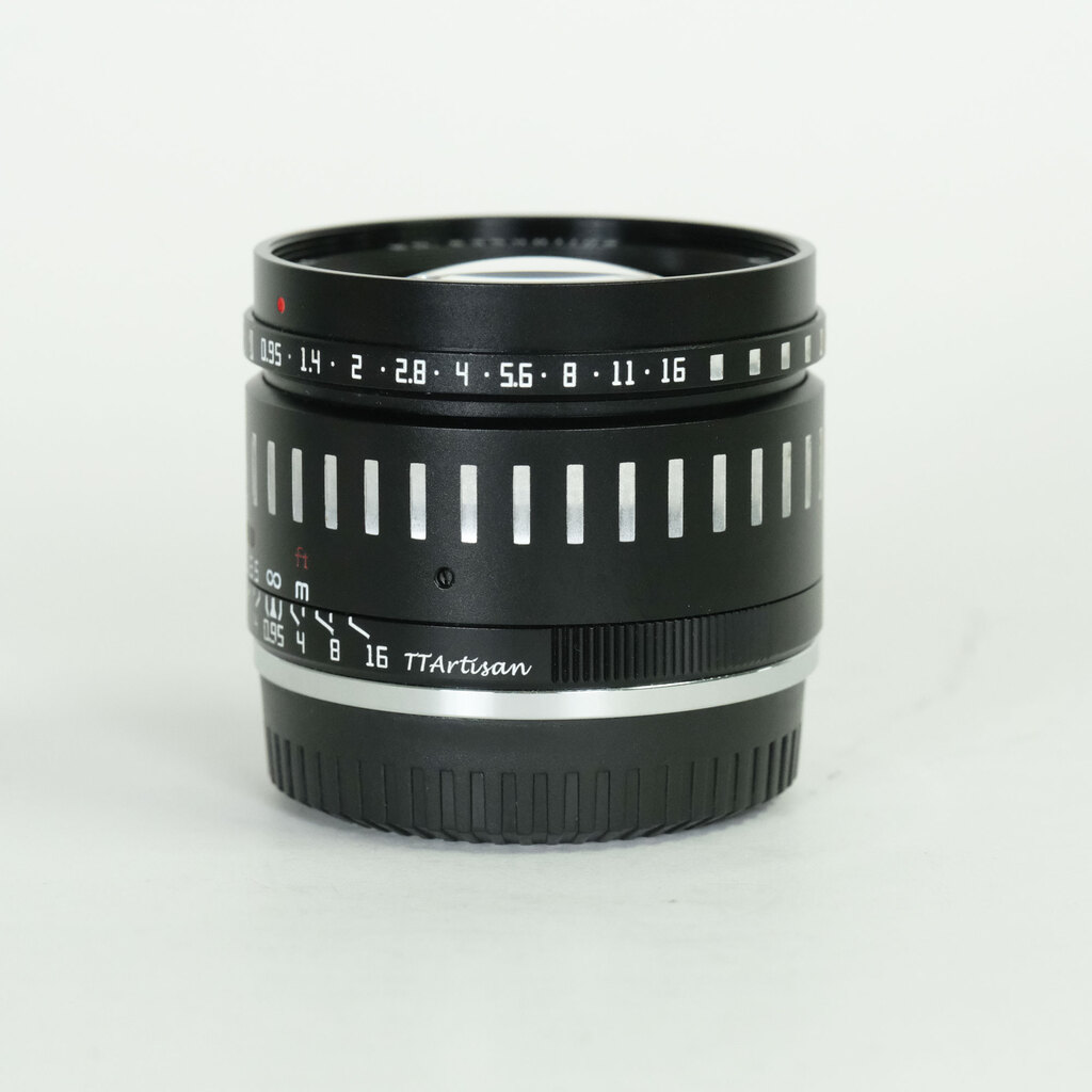 銘匠光学 TTArtisan 35mm F0.95 C (フジフイルムX用) ブラック×シルバー