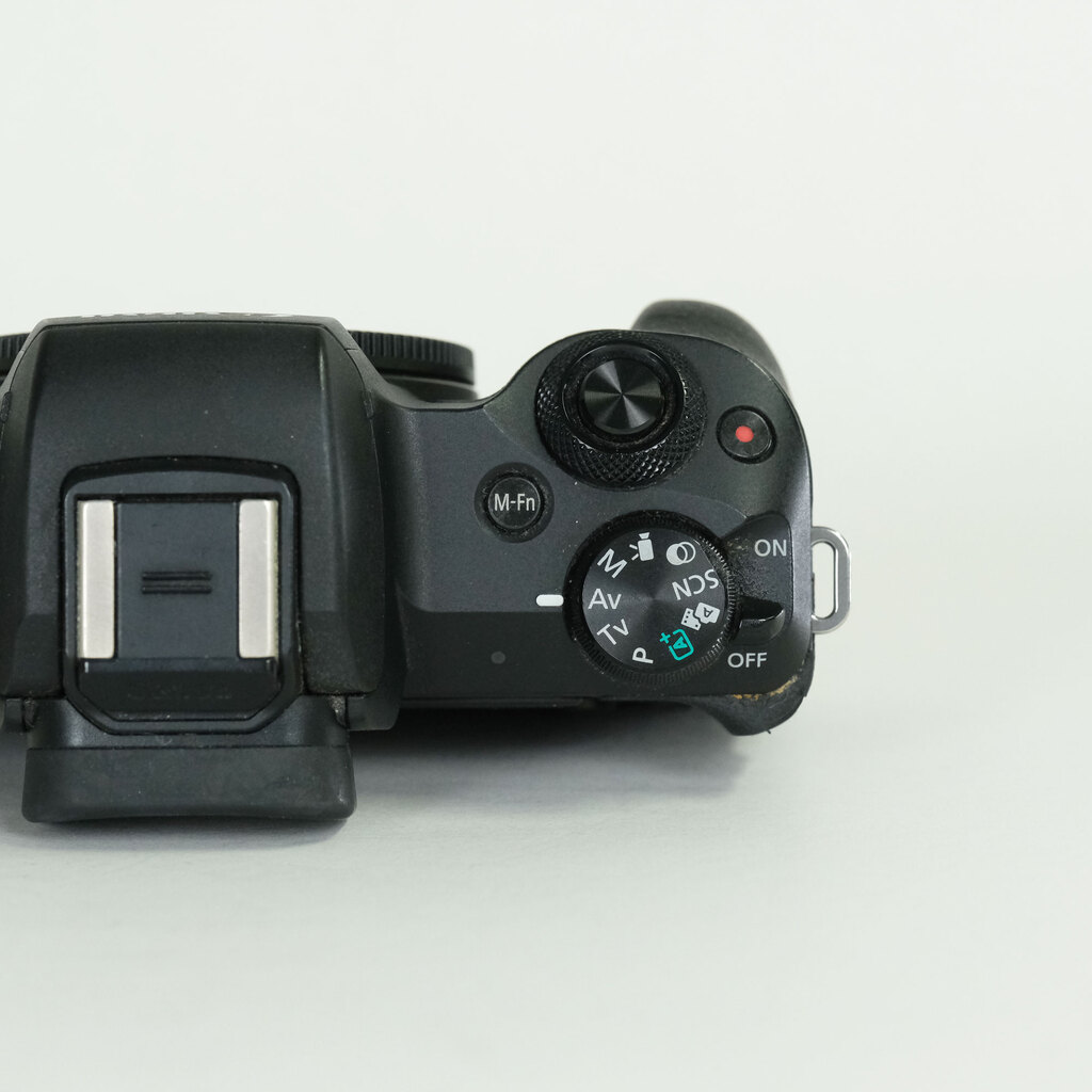 Canon EOS Kiss M Canon EOS Kiss M