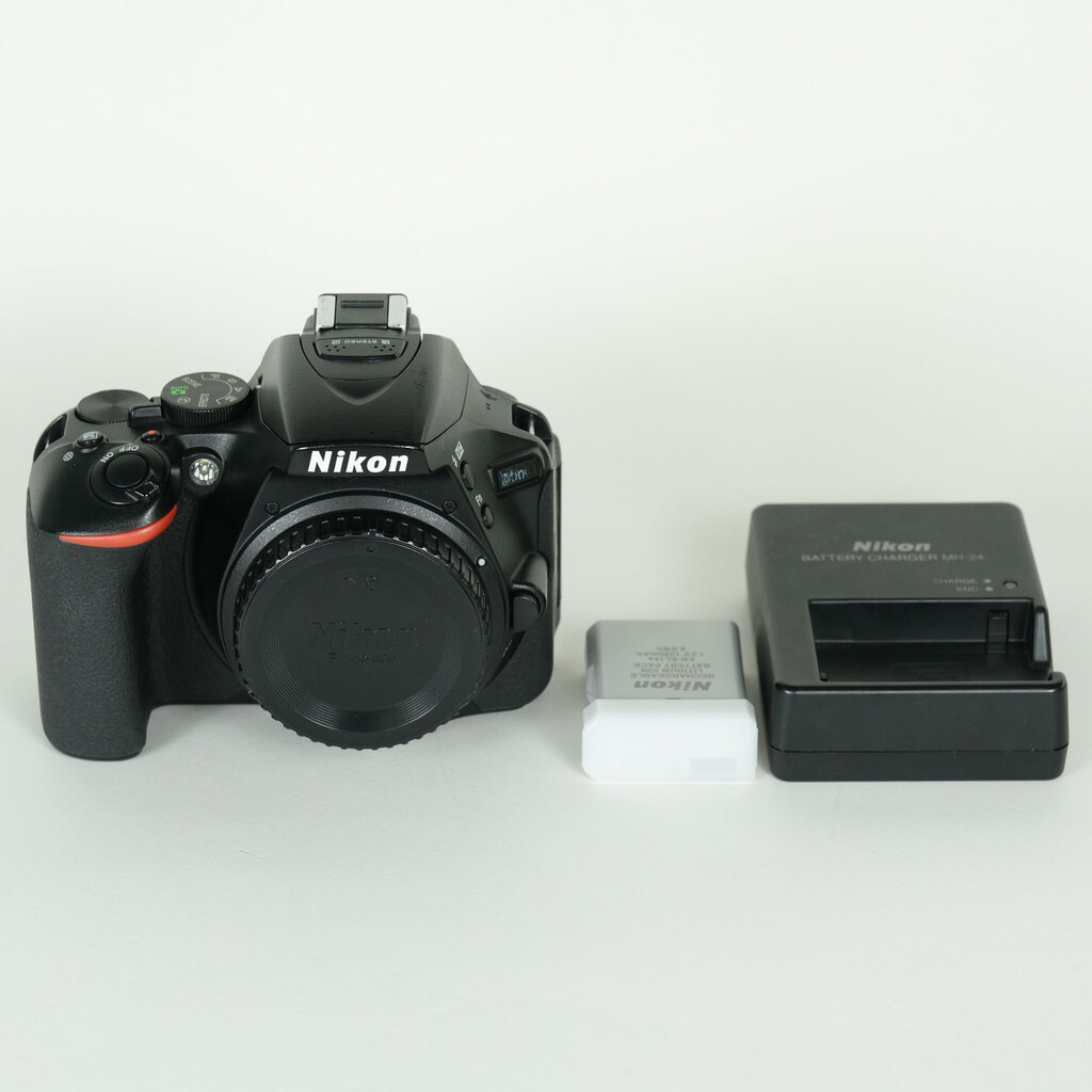 Nikon D5600 [�{�f�B]