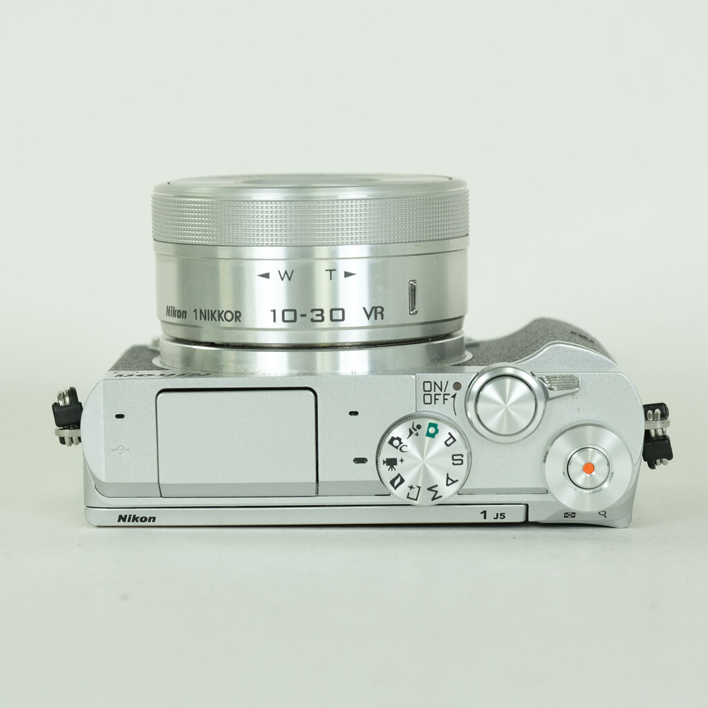 Nikon Nikon1 J5 標準パワーズームレンズキット シルバー Nikon Nikon1 J5 標準パワーズームレンズキット シルバー