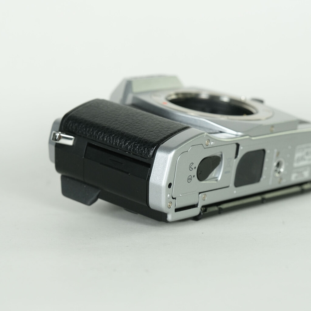 OLYMPUS OM-D E-M5 ボディ シルバー OLYMPUS OM-D E-M5 ボディ シルバー