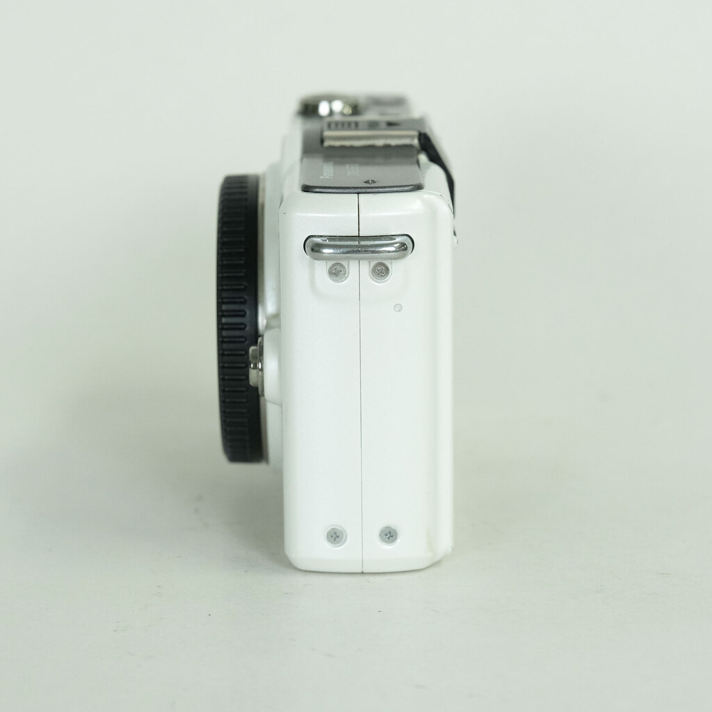 Panasonic LUMIX DMC-GF2-K ボディ ホワイト