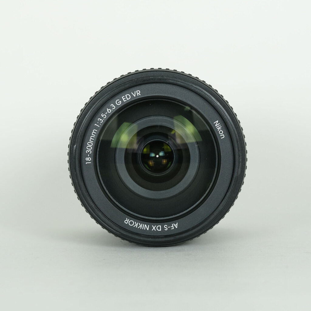 Nikon AF-S DX NIKKOR 18-300mm f/3.5-6.3G ED VR Nikon AF-S DX NIKKOR 18-300mm f/3.5-6.3G ED VR