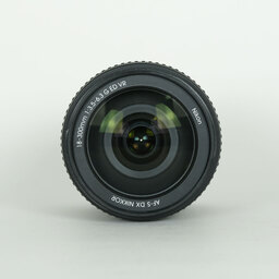 Nikon AF-S DX NIKKOR 18-300mm f/3.5-6.3G ED VR Nikon AF-S DX NIKKOR 18-300mm f/3.5-6.3G ED VR