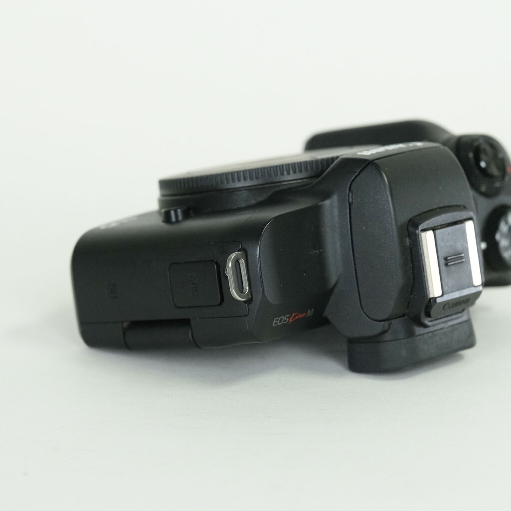 Canon EOS Kiss M Canon EOS Kiss M