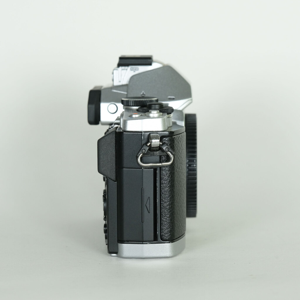 OLYMPUS OM-D E-M5 ボディ シルバー