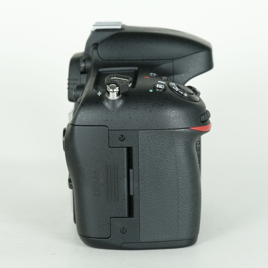 Nikon D610 [�{�f�B]