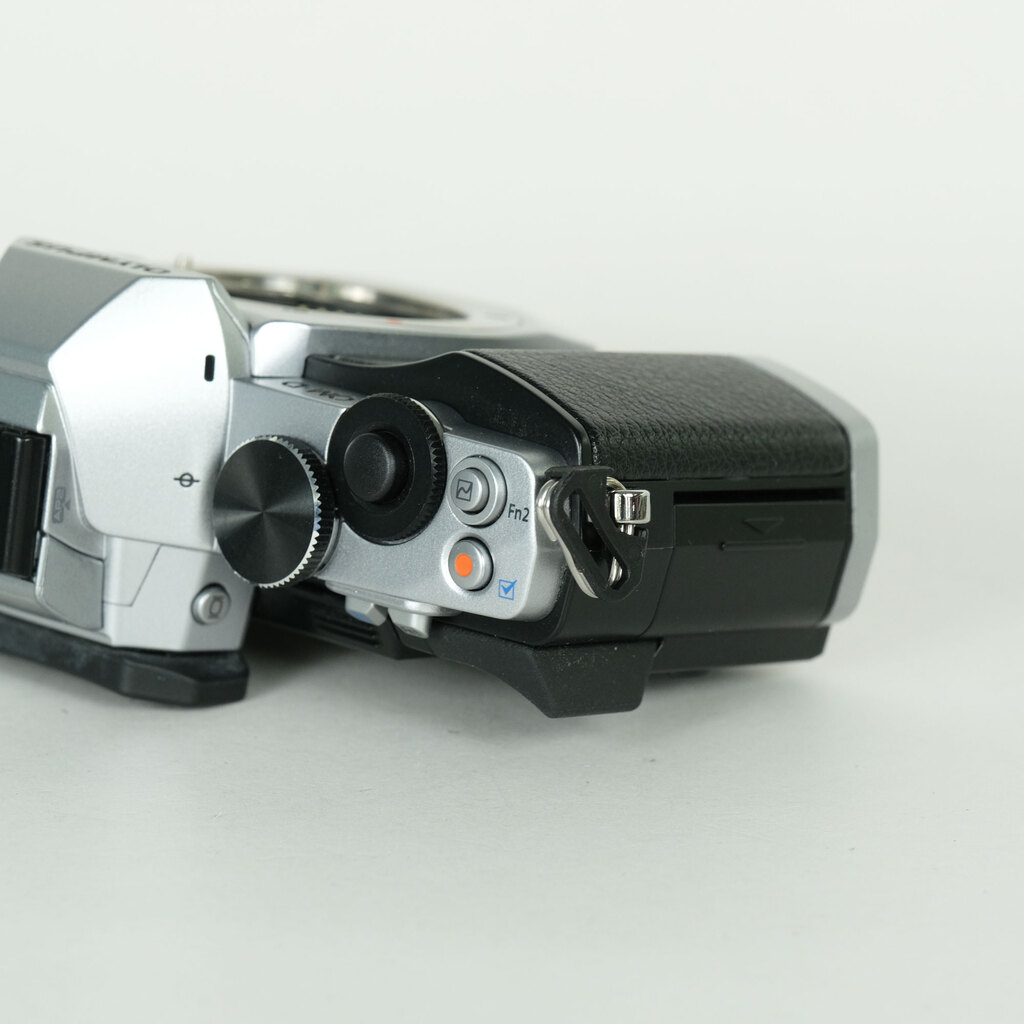 OLYMPUS OM-D E-M5 ボディ シルバー OLYMPUS OM-D E-M5 ボディ シルバー