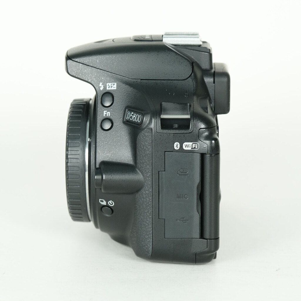 Nikon D5600 [�{�f�B]