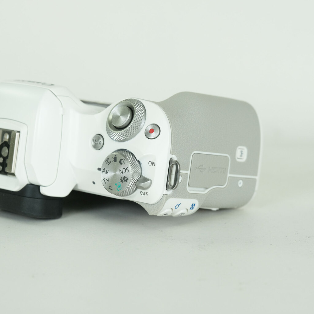 Canon EOS Kiss M2