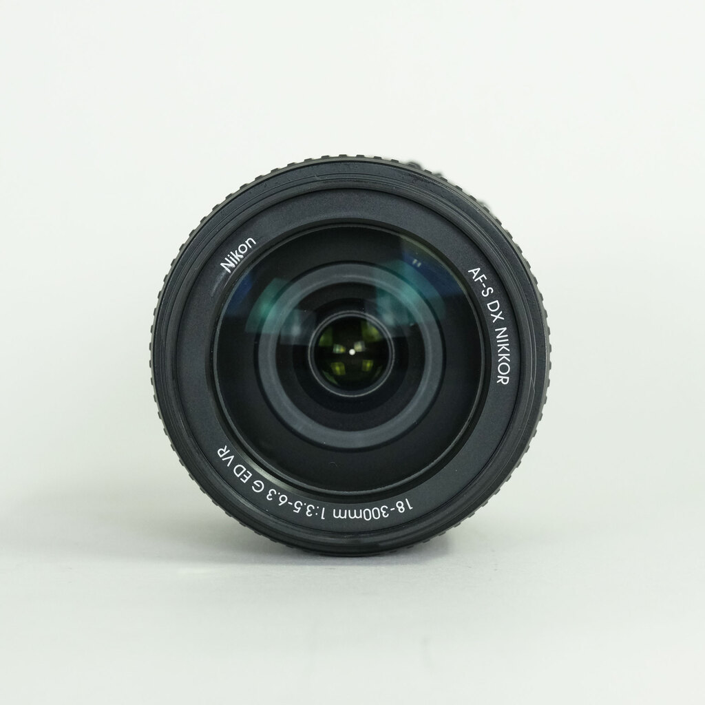 Nikon AF-S DX NIKKOR 18-300mm f/3.5-6.3G ED VR Nikon AF-S DX NIKKOR 18-300mm f/3.5-6.3G ED VR