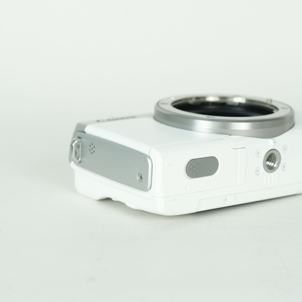 【良品】Canon EOS M100 ボディ ホワイト Canon EOS M100の出品 | ONE SCENE（ワンシーン）