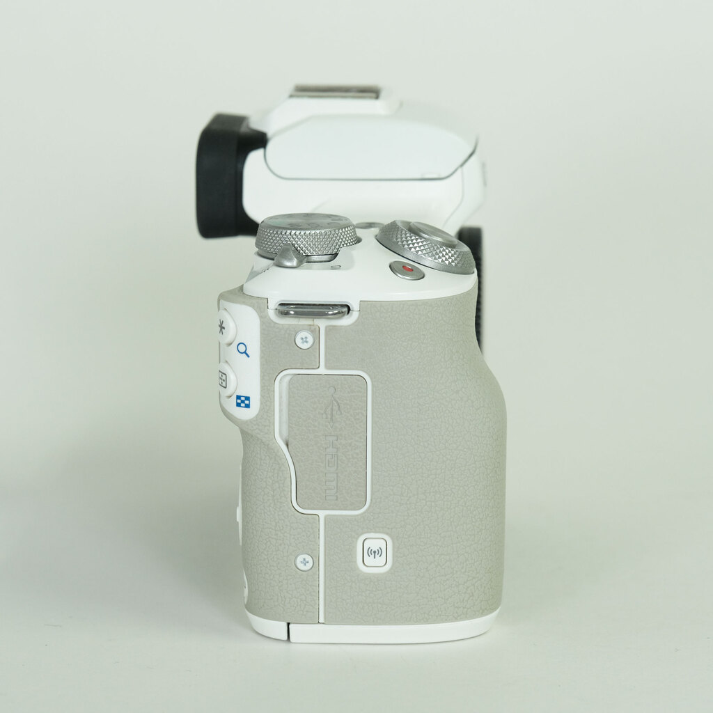Canon EOS Kiss M2