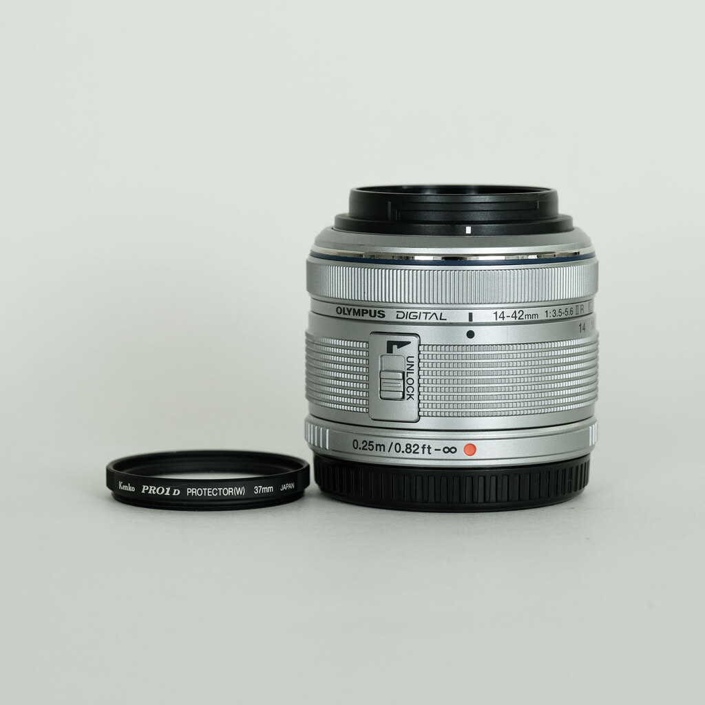 OLYMPUS M.ZUIKO DIGITAL 14-42mm F3.5-5.6IIR シルバー