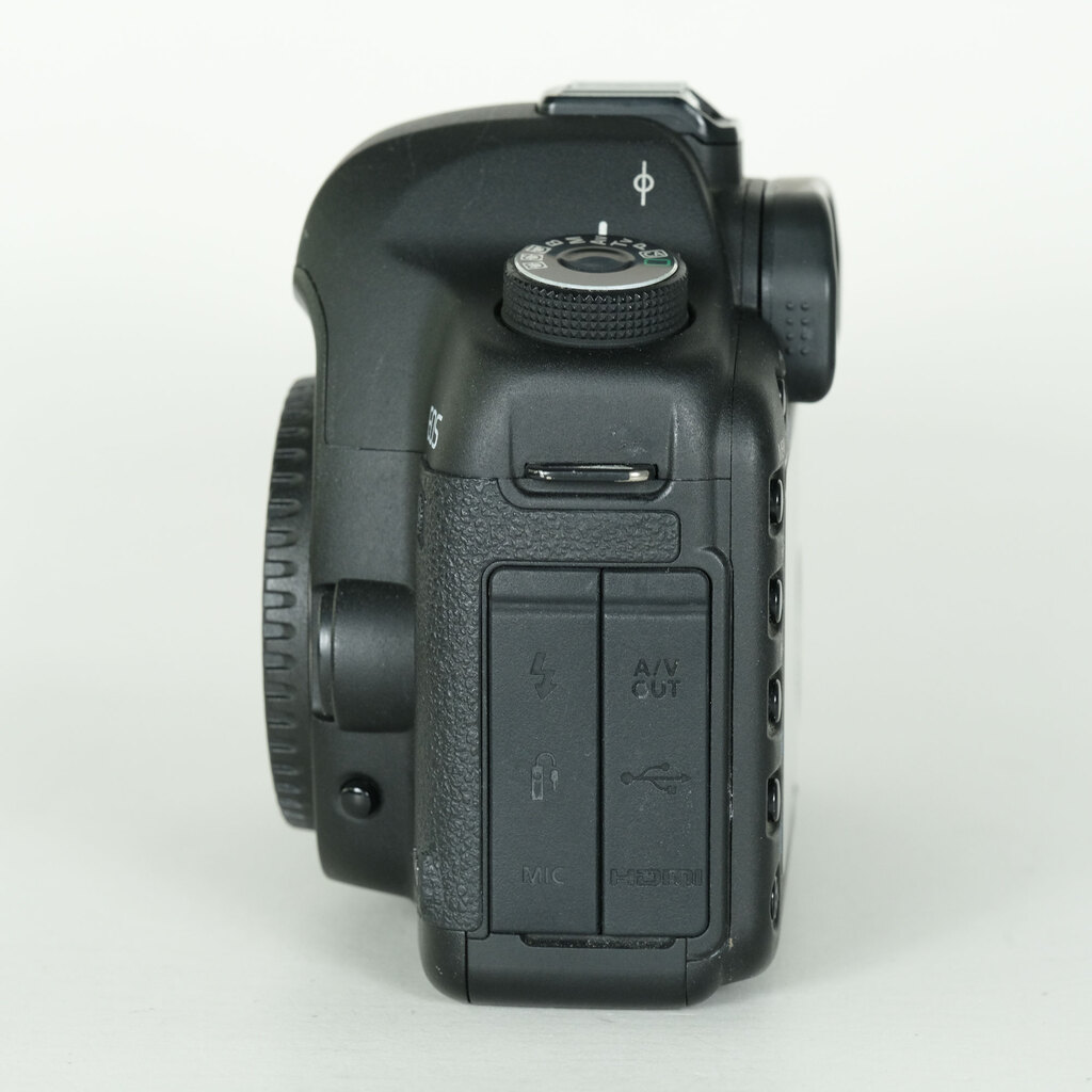 Canon EOS 5D MarkII �{�f�B