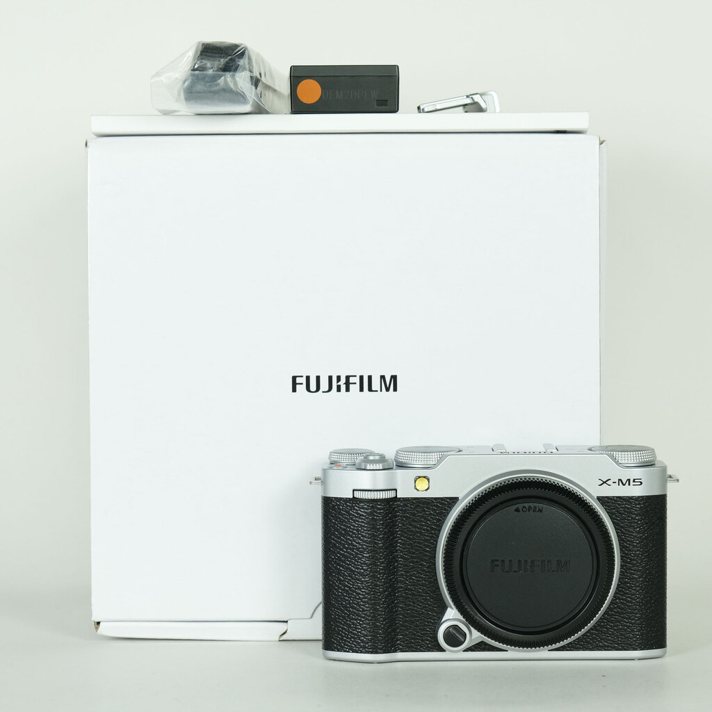 FUJIFILM X-M5 [�{�f�B �V���o�[]