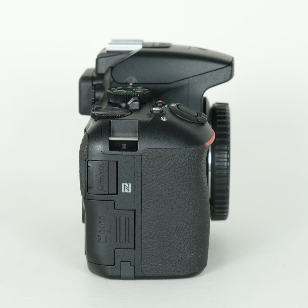 Nikon D5600 [�{�f�B]