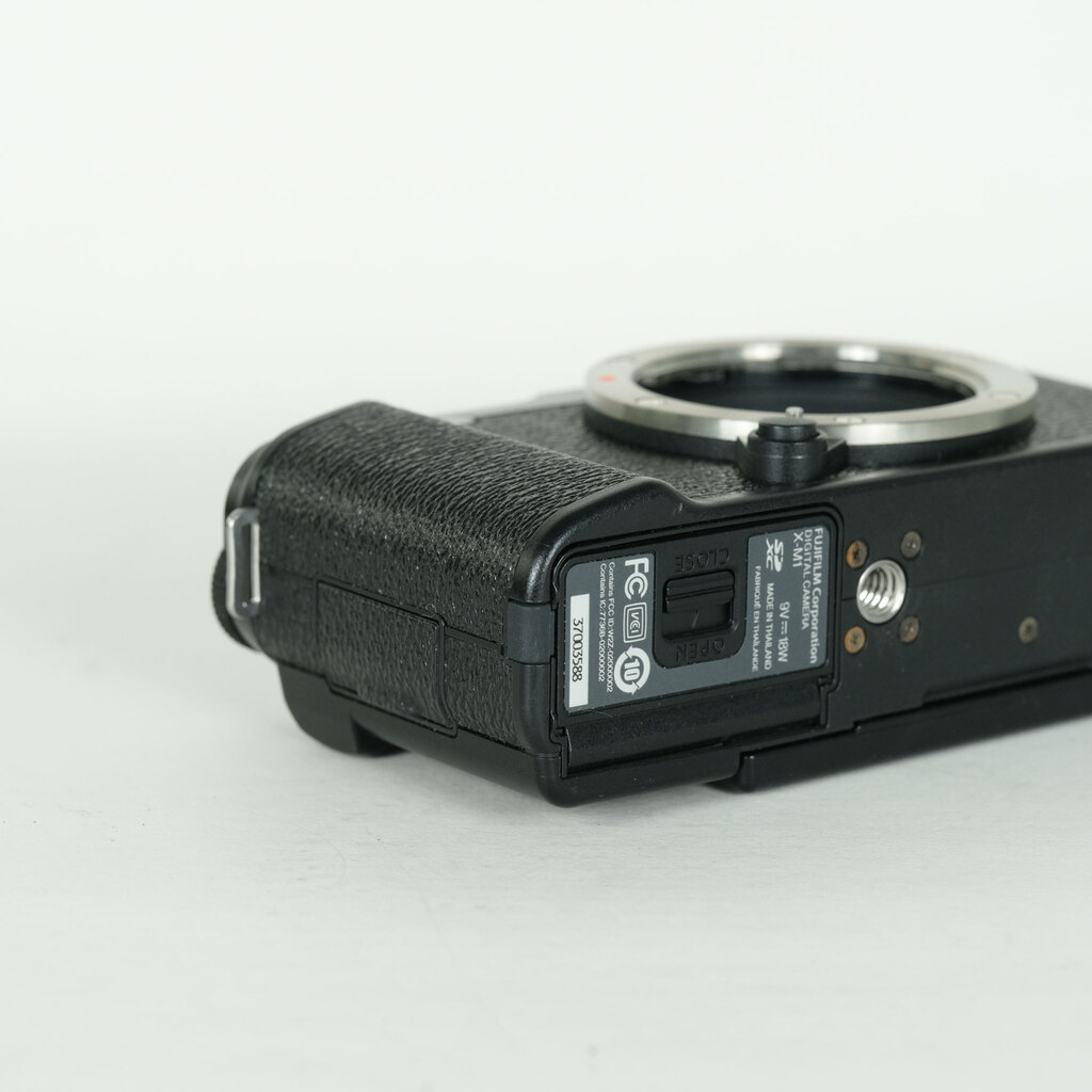 FUJIFILM X-M1 ボディ ブラック