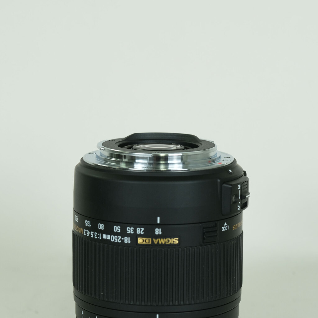 SIGMA 18-250mm F3.5-6.3 DC MACRO OS HSM (キヤノンEF用) SIGMA 18-250mm F3.5-6.3 DC MACRO OS HSM (キヤノンEF用)