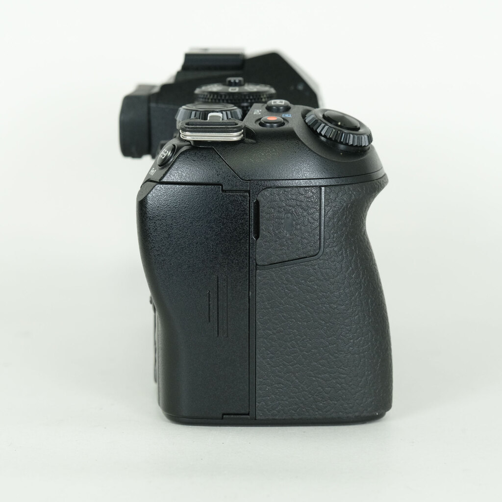 OLYMPUS OM-D E-M1 Mark II OLYMPUS OM-D E-M1 Mark II