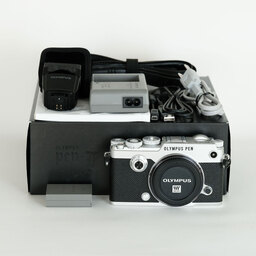 OLYMPUS PEN-F