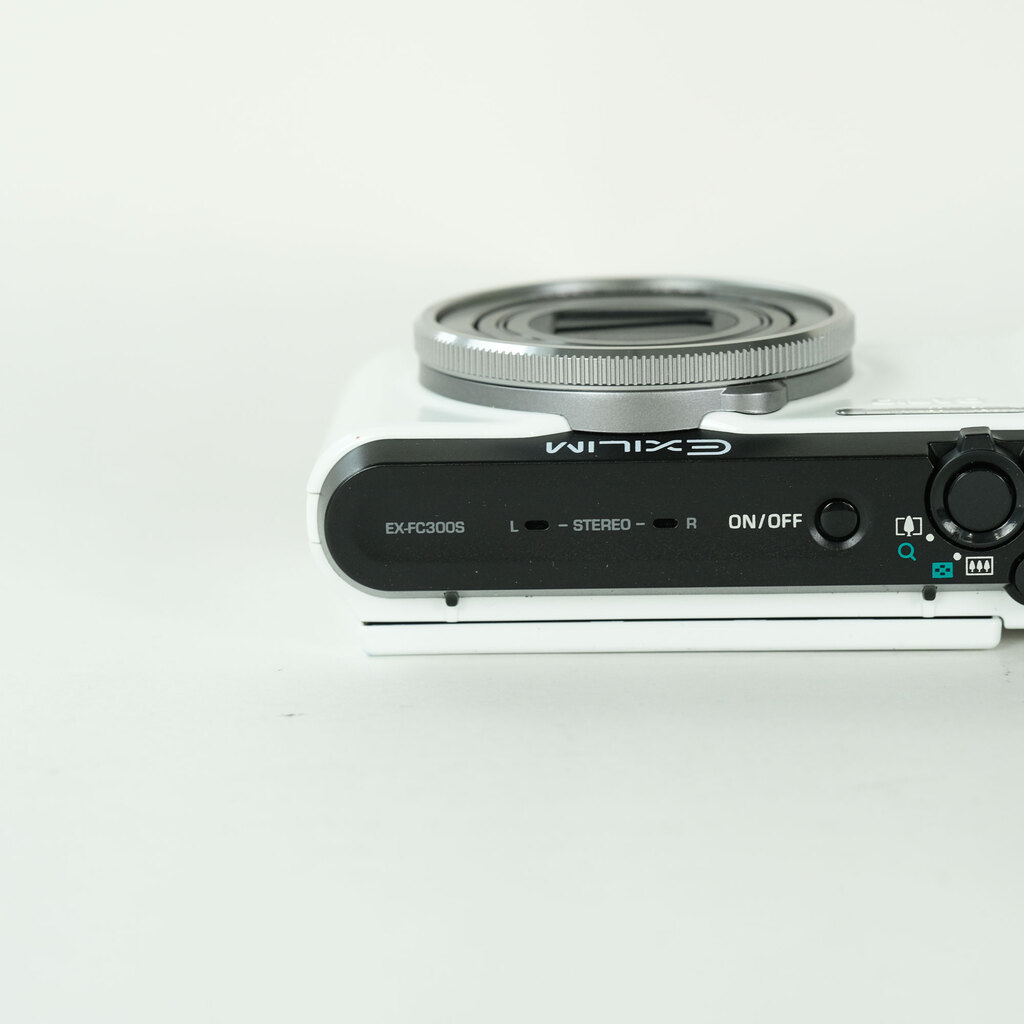 CASIO EXILIM EX-FC300SWE ホワイトの出品 | ONE SCENE（ワンシーン）