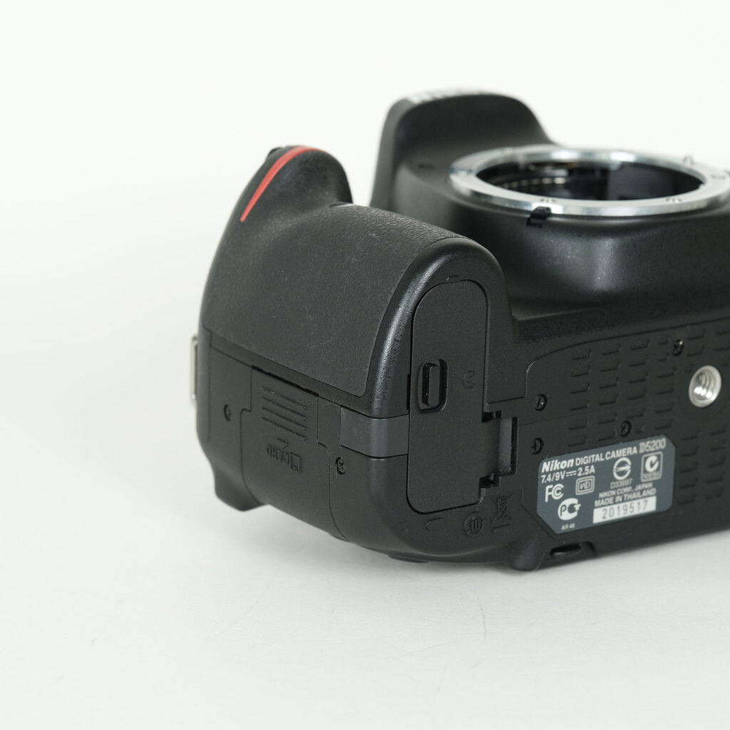 持ち運びにも便利♪Nikon D5200 ボディ♪ Nikon D5200 ボディ ブラックの出品 | ONE SCENE（ワンシーン）