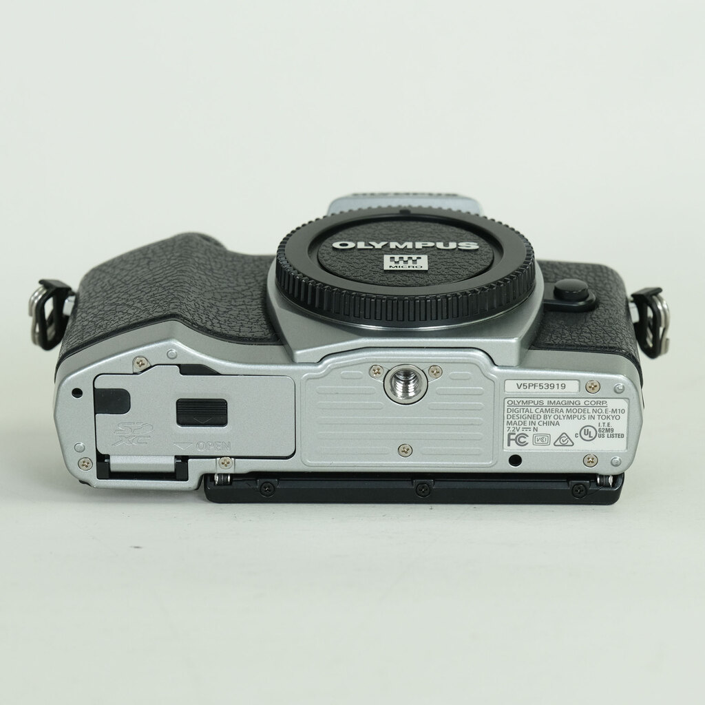 OLYMPUS OM-D E-M10 ボディ シルバー