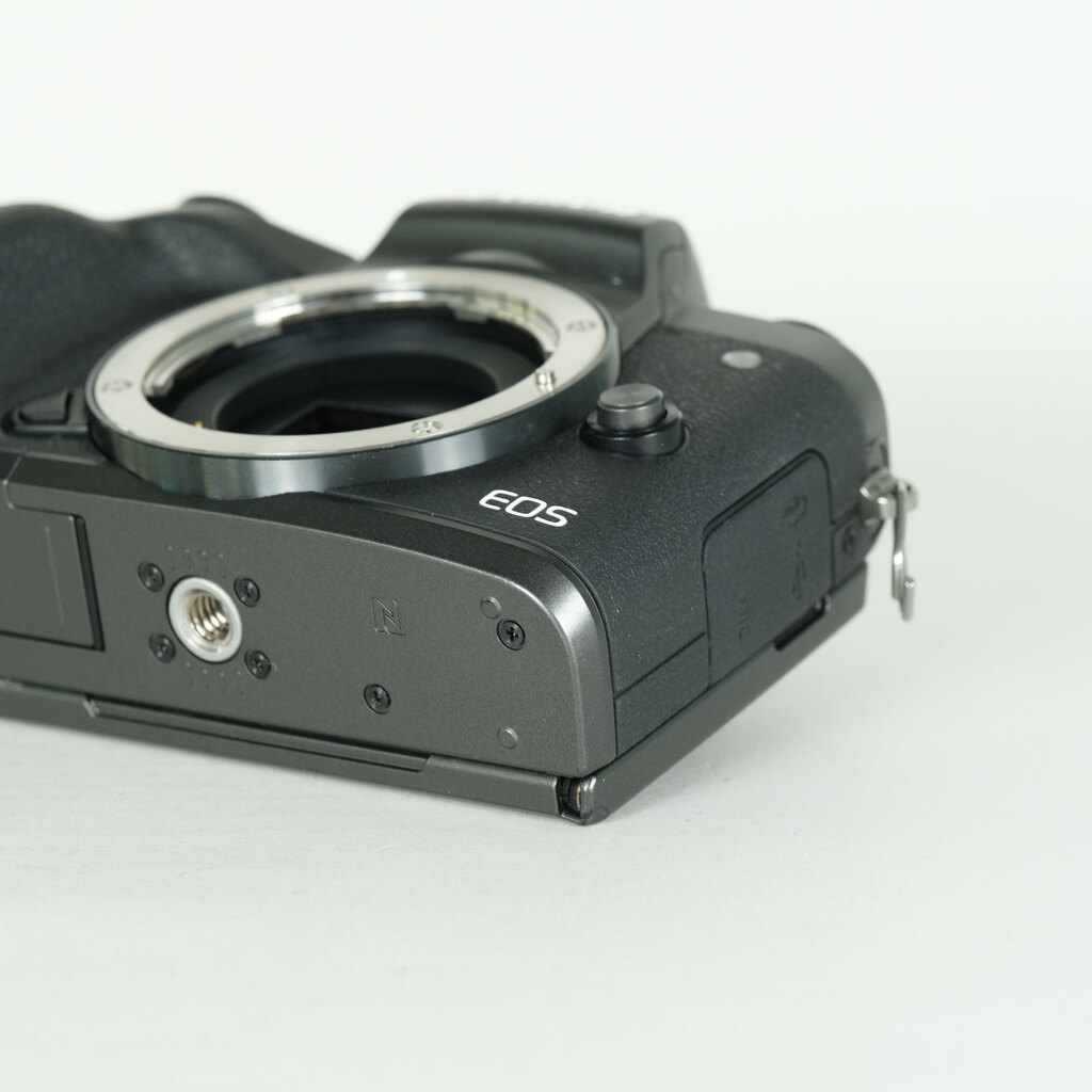 Canon EOS M5