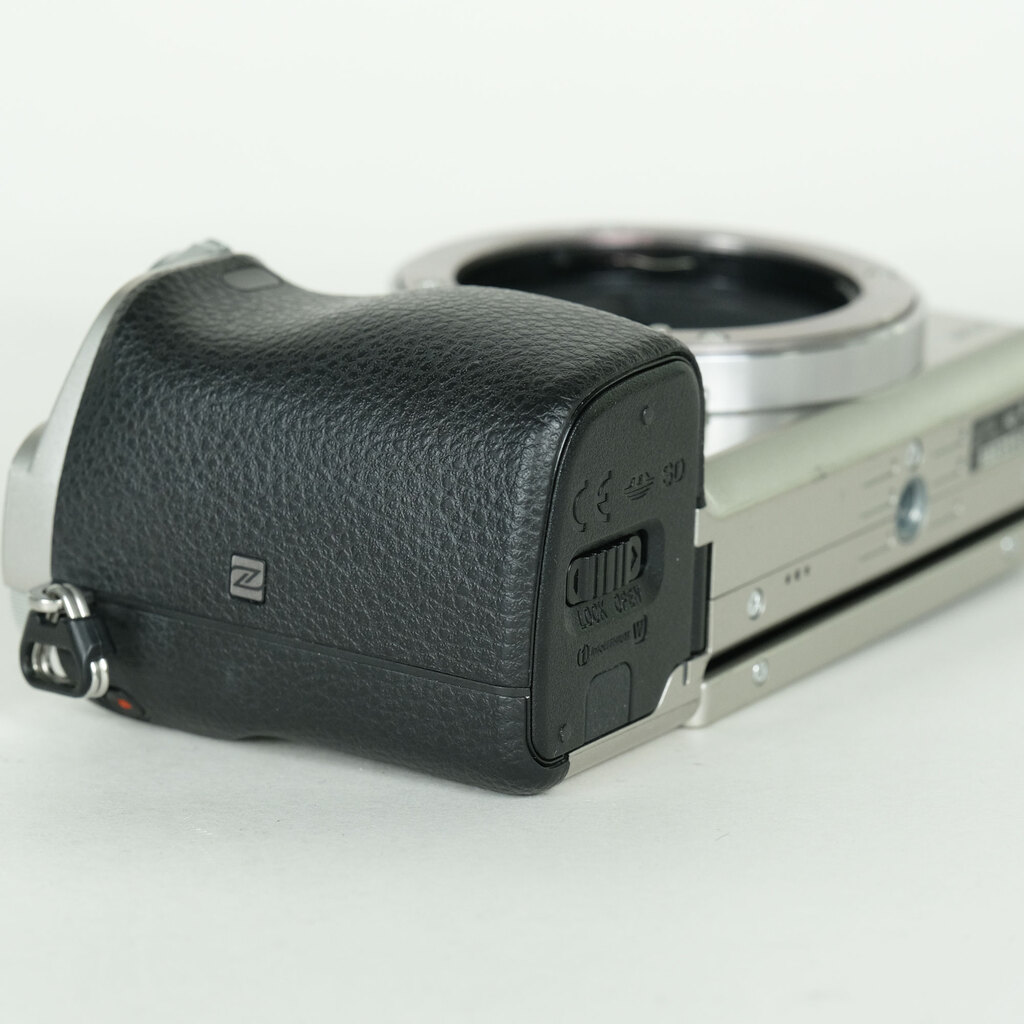 SONY α6000（ILCE-6000）の出品 | ONE SCENE（ワンシーン）