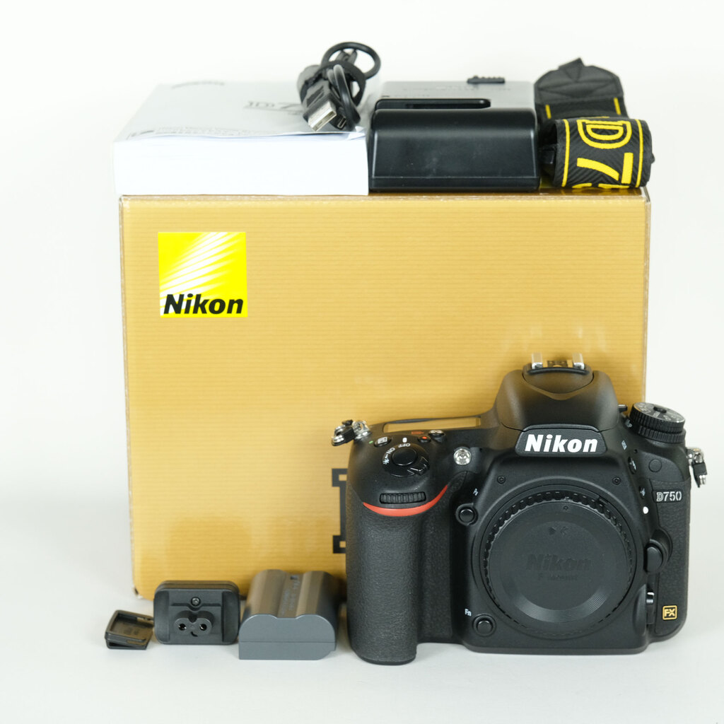 Nikon D750 [�{�f�B]