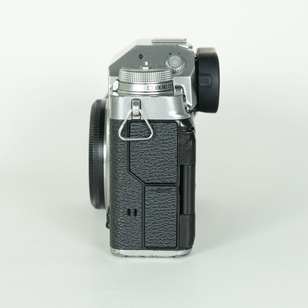 FUJIFILM X-T4 [�{�f�B �V���o�[]