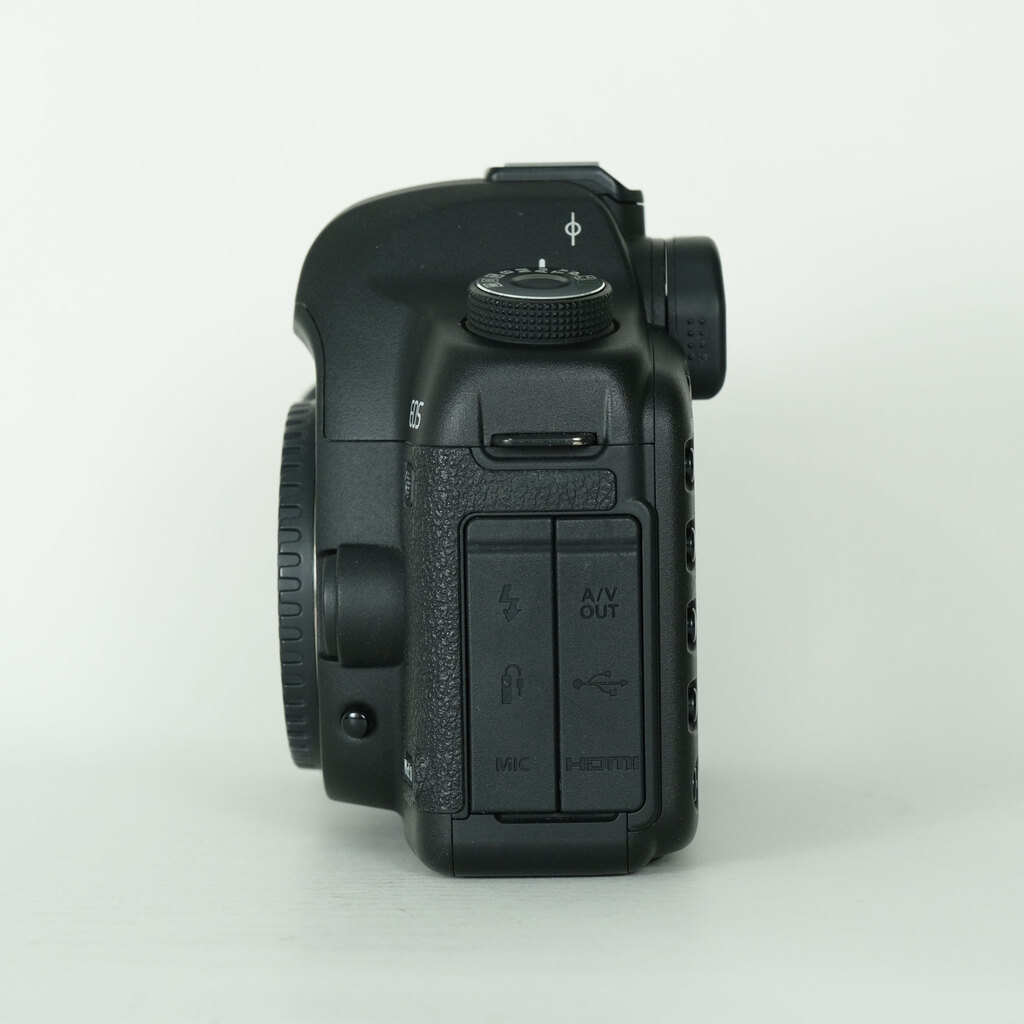 Canon EOS 5D MarkII �{�f�B