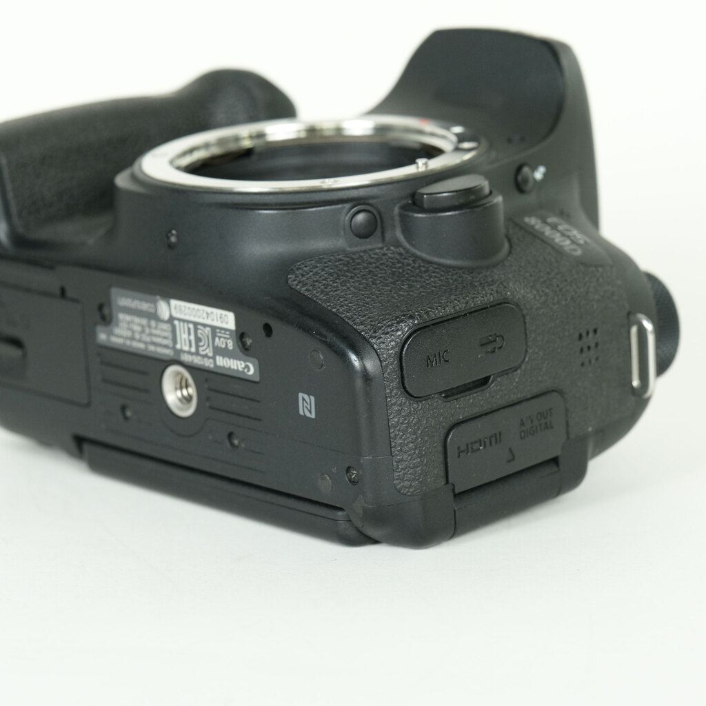 Canon EOS 8000D