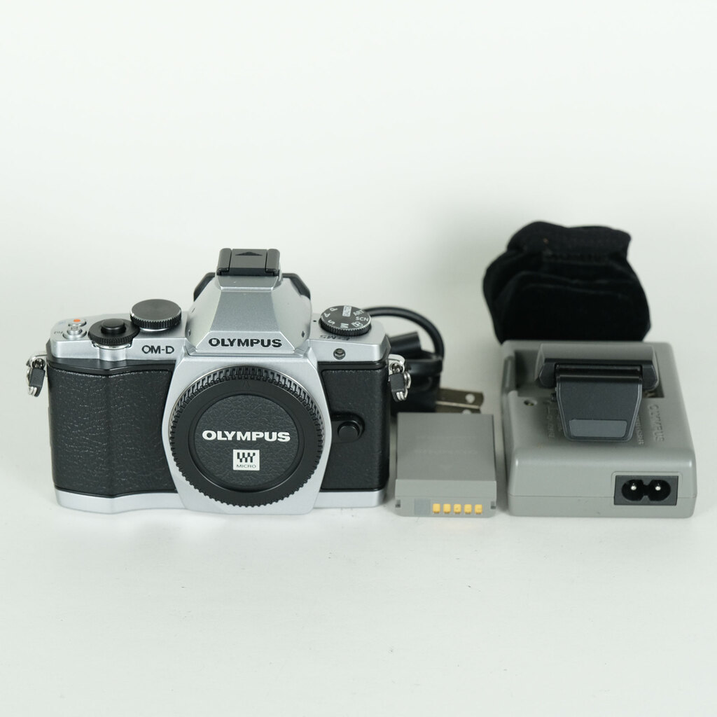 OLYMPUS OM-D E-M5 �{�f�B �V���o�[