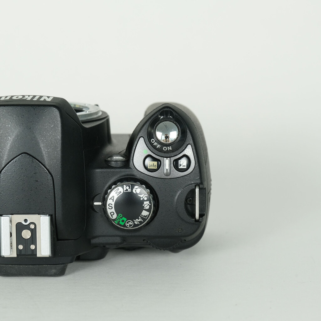 ★エントリーモデル/シャッター数5,489回 Nikon ニコン D40 ボディ Nikon D40 ブラックボディの出品 | ONE SCENE（ワンシーン）