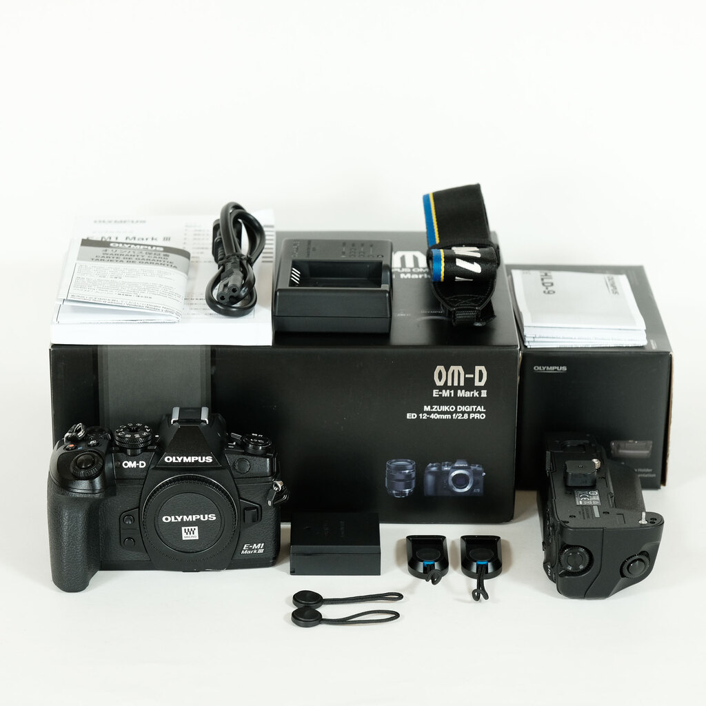 （中古）OLYMPUS E-M1 Mark III本体と付属品 OLYMPUS OM-D E-M1 Mark IIIの出品 | ONE SCENE（ワンシーン）