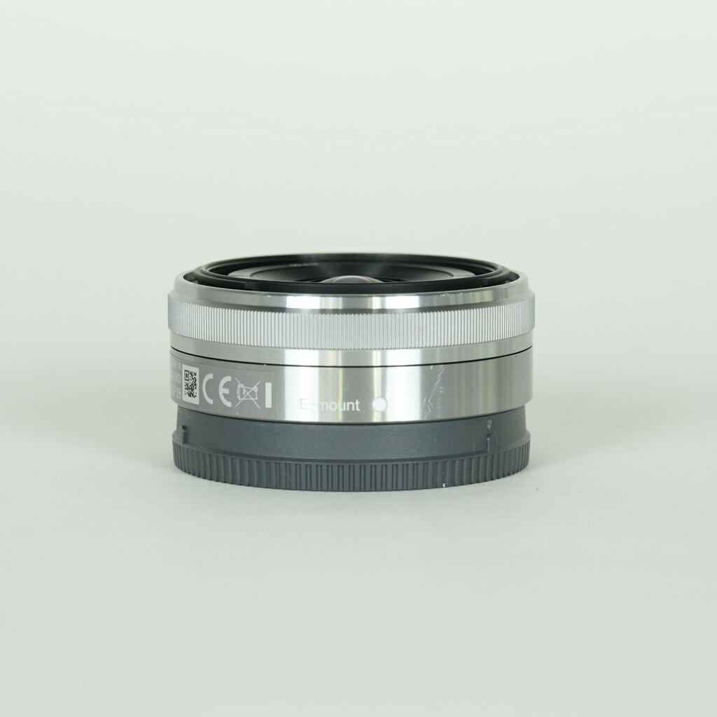 超美品 ソニー カメラレンズ SEL16F28 16mm f2.8 シルバー SONY E 16mm F2.8 SEL16F28の出品 | ONE SCENE（ワンシーン）