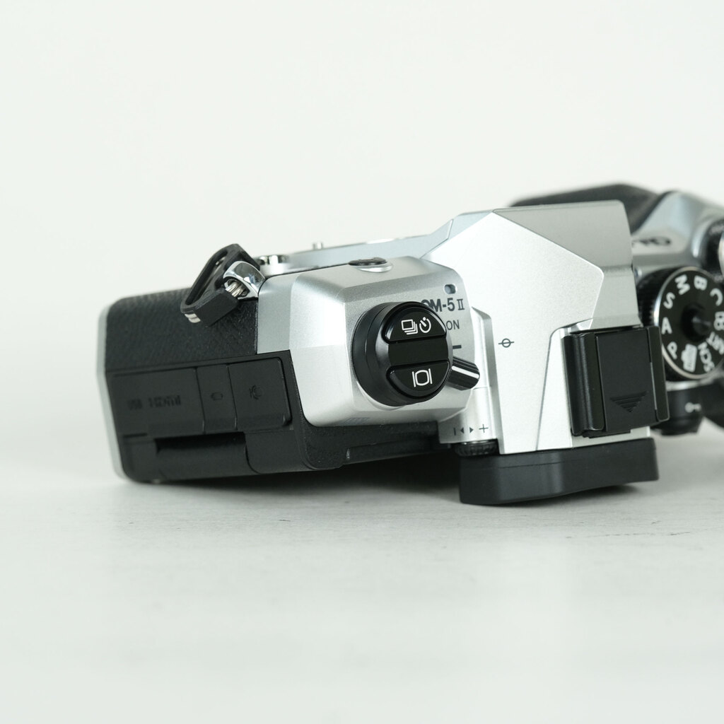 OM SYSTEM OM-5 Mark II ボディ シルバーの出品 | ONE SCENE（ワンシーン）