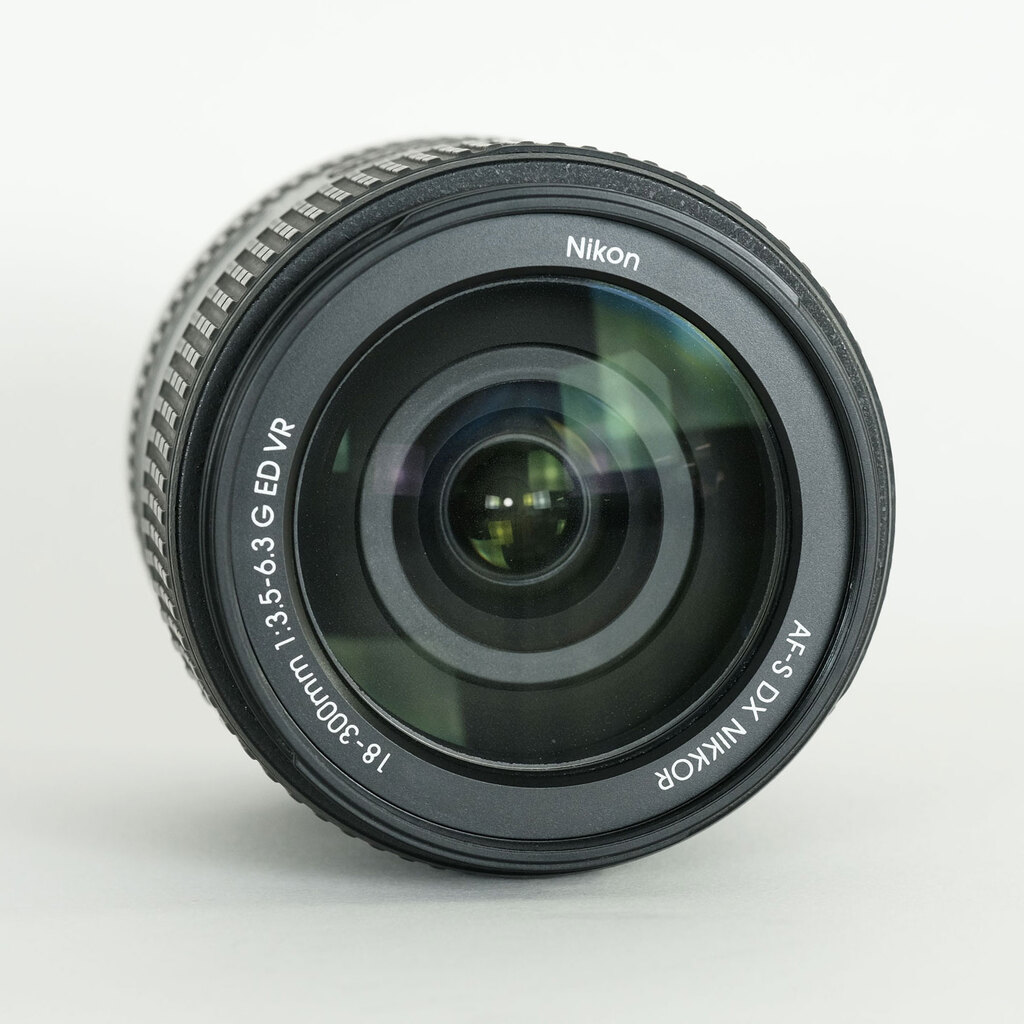 Nikon AF-S DX NIKKOR 18-300mm f/3.5-6.3G ED VR
