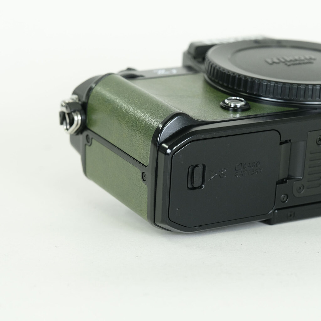 Nikon Z f プレミアムエクステリア張替済み