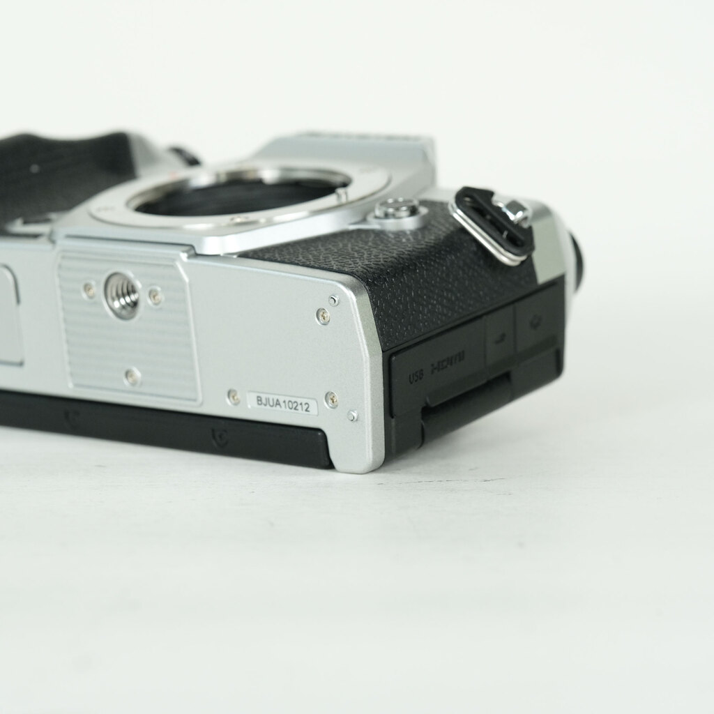 OM SYSTEM OM-5 Mark II ボディ シルバーの出品 | ONE SCENE（ワンシーン）