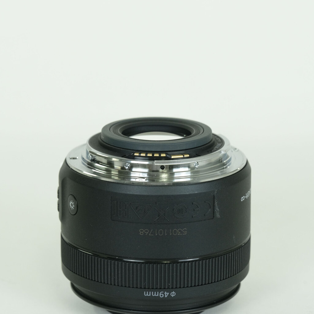 Canon EF-S35mm F2.8 マクロ IS STM