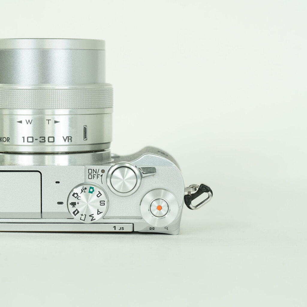 Nikon Nikon1 J5 標準パワーズームレンズキット シルバー Nikon Nikon1 J5 標準パワーズームレンズキット シルバー