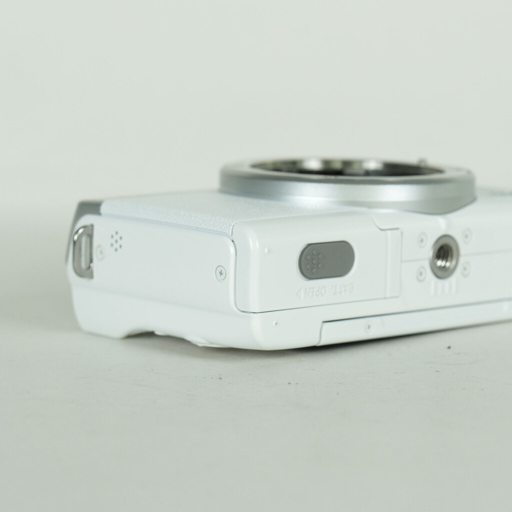 Canon EOS M200 ボディ ホワイトの出品 | ONE SCENE（ワンシーン）