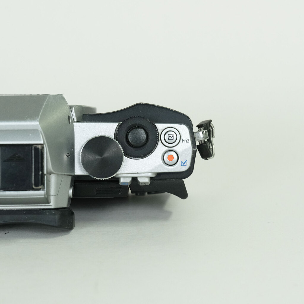 OLYMPUS OM-D E-M5 ボディ シルバー